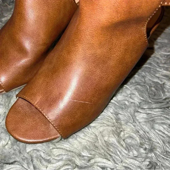 Bamboo Strappy Peep Toe Block Heel Brown Booties, size 6 - Picture 4 of 12